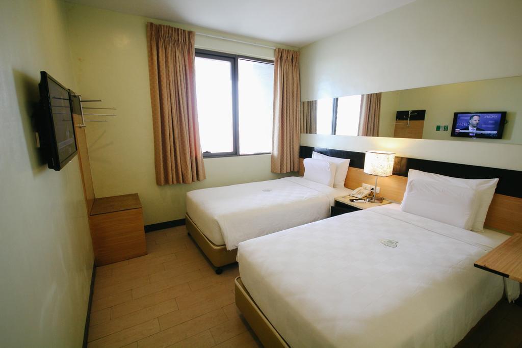 Go Hotels Iloilo Exterior photo