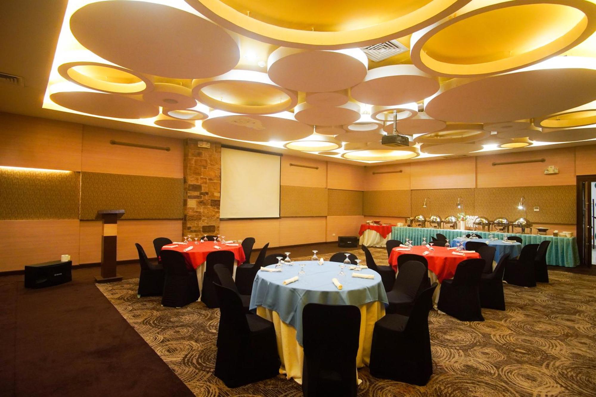 Go Hotels Iloilo Exterior photo